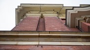 Ein Riss ist in der Außenfassade zwischen der West- und Südseite der Hauptkirche St. Michaelis in Hamburg zu sehen. © dpa Foto: Gregor Fischer