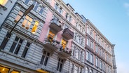 Wohnung in einem Altbau mit beleuchteten Fenstern. © imago images / teutopress 