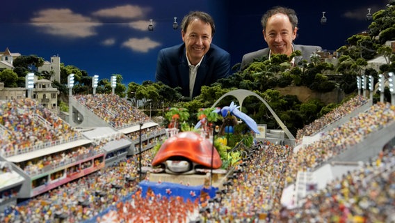 Gerrit Braun (right) and Frederik Braun, founders of the Hamburger Miniatur Wunderland, look at the carnival in Rio on the new Rio de Janeiro section.  © picture alliance / dpa Photo: Marcus Brandt