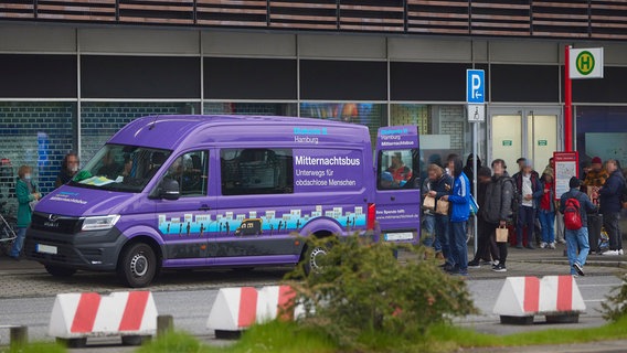 Der Mitternachtsbus der Diakonie versorgt in Hamburg Obdachlose. © Diakonie Hamburg Foto: Clemens Schneider