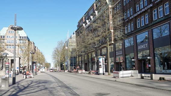 Menschenleere Mönckebergstraße in der Hamburger Innenstadt. © picture alliance/dpa Foto: Bodo Marks