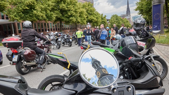 Motorräder parken beim Hamburger Motorradgottesdienst (MoGo) bei der Hauptkirche St. Michaelis. © picture alliance/dpa Foto: Georg Wendt