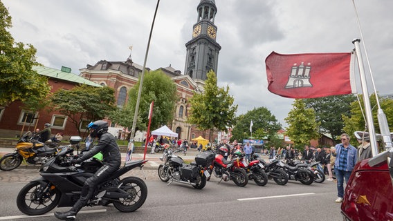 Motorräder parken beim Hamburger Motorradgottesdienst (MoGo) bei der Hauptkirche St. Michaelis. © picture alliance/dpa Foto: Georg Wendt