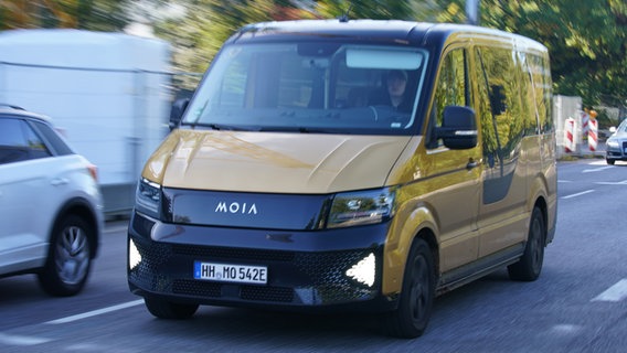 Ein Sammeltaxi von Moia fährt in Hamburg auf einer Straße. © picture alliance / dpa Foto: Marcus Brandt