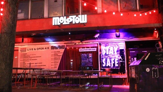 Eingang des Musik-Clubs Molotow an der Reeperbahn im Hamburger Stadtteil St. Pauli. © imago images Foto: Hanno Bode