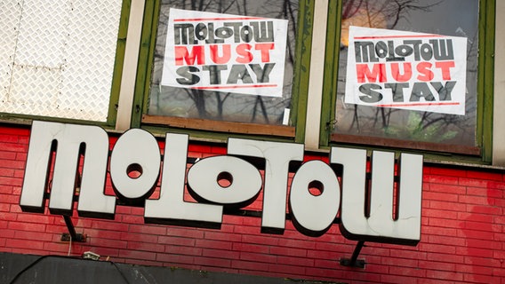 "Molotow must stay" steht auf Plakaten in Fenstern über dem Logo des Clubs "Molotow". © picture alliance/dpa | Jonas Walzberg Foto: Jonas Walzberg