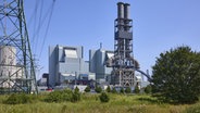 Blick auf den Doppel-Schornstein am Kraftwerk Moorburg. © picture alliance / imageBROKER Foto: Olaf Schulz