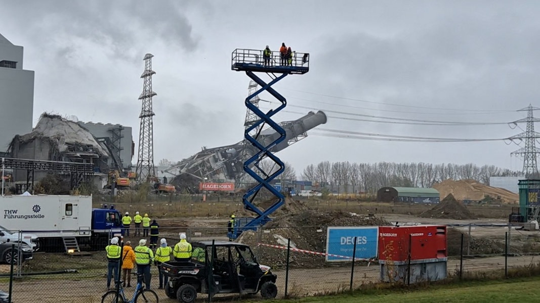 Großer Doppel-Schornstein des Kraftwerks Moorburg gesprengt