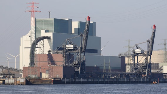 Blick von der Elbe auf die beiden Kesselhäuser des ehemaligen Kohlekraftwerks Moorburg im Februar 2025 © picture alliance/dpa Foto: Christian Charisius