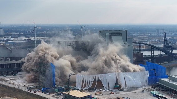 Bei einer Sprengung am Kraftwerk Moorburg stürzt einer der beiden Kesseltürme ein. © HamburgNews 