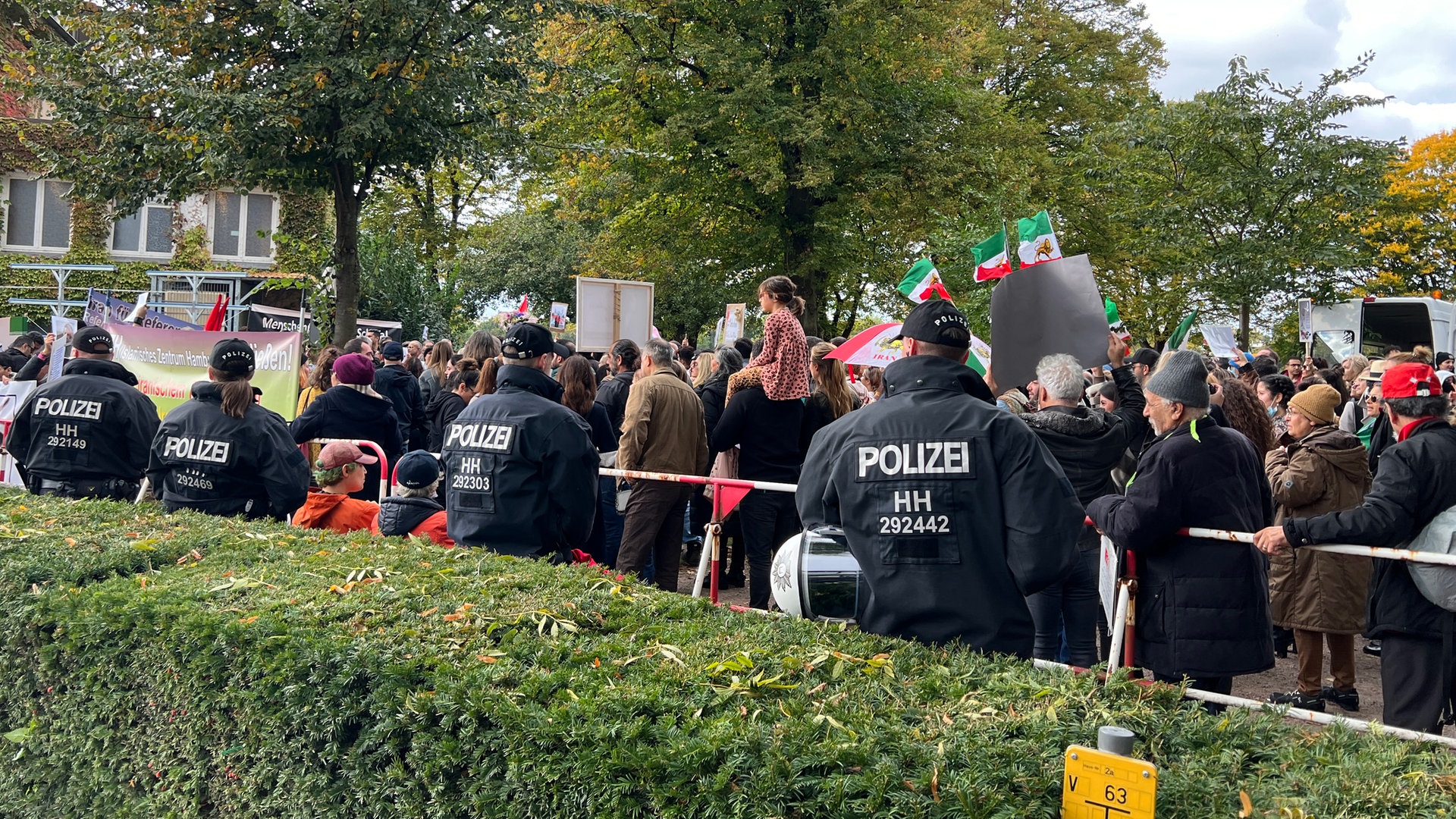 Proteste vor der Blauen Moschee an der Außenalster