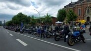 Rund 800 Motorräder stehen vor dem Hamburger Michel. © NDR Foto: Screenshot