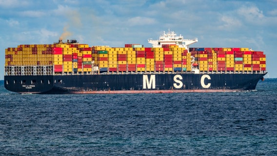 Ein MSC-Containerschiff fährt über den Ärmelkanal. © picture alliance Foto: Arnaud Beinat