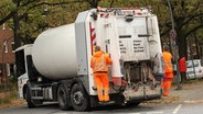 Ein Müllwagen der Hamburger Stadtreinigung fährt in eine Seitenstraße hinein. © IMAGO / Hanno Bode Foto: Hanno Bode