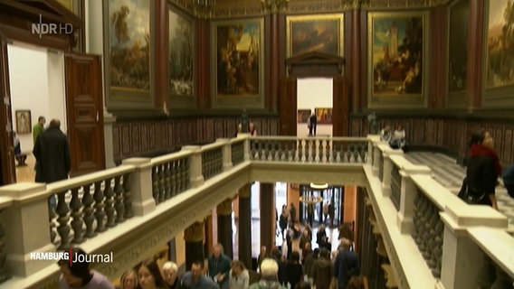 Besucherinnen und Besucher in einem Museum. © NDR.de 