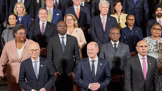 Olaf Scholz, Peter Tschentscher und mehrere Staatschefs und Chefinnen posieren für ein Foto. © dpa Bildfunk Foto: Georg Wendt