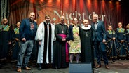 NDR Moderator Daniel Kaiser, Pastor Uwe Onnen (Vorsitzender ACKH), Erzbischof Stefan Heße, Hamburgs Senatorin für Schule und Berufsbildung Ksenija Bekeris, Bischöfin Kirsten Fehrs und Propst Martin Vetter (v.l.n.r.) eröffnen die 21. Nacht der Kirchen in Hamburg auf der NDR Bühne in der Innenstadt. © Nacht der Kirchen 2024/Bertold Fabricius Foto: Bertold Fabricius