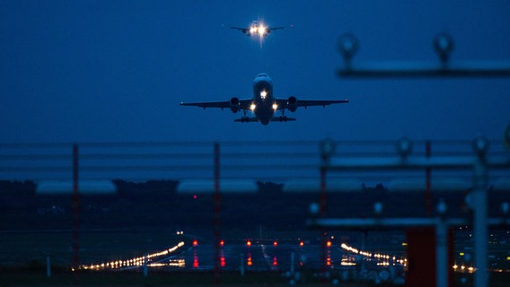 Ein Flugzeug startet vom Flughafen in Hamburg. Im Hintergrund ist ein Flugzeug im Landeanflug. (Archivbild) © picture alliance/dpa | Christophe Gateau Foto: Christophe Gateau