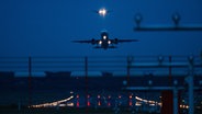 Ein Flugzeug startet vom Flughafen in Hamburg. Im Hintergrund ist ein Flugzeug im Landeanflug. (Archivbild) © picture alliance/dpa | Christophe Gateau Foto: Christophe Gateau