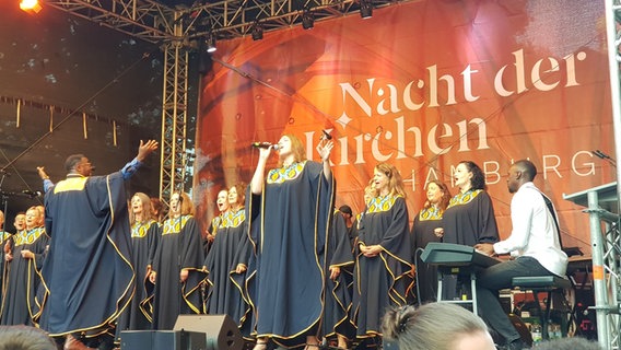 Ein Gospelchor tritt  bei der Nacht der Kirchen auf der Bühne auf. © Nacht der Kirchen / C. Wagner Foto: C. Wagner