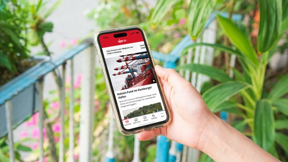 Ein Smartphone mit der NDR Hamburg App © Unsplash / abillion 