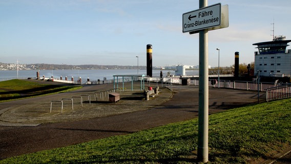 "Fähre Cranz-Blankenese" steht auf einem Schild in am Elbufer in Neuenfelde. © picture alliance / PublicAd Foto: Mirko Hannemann