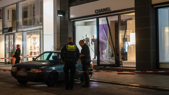 In der Hamburger Innenstadt sind Unbekannte am Dienstagmorgen mit einem Auto in ein Geschäftes gefahren - um es auszurauben. © Blaulicht-News.de Foto: Blaulicht-News.de