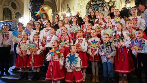 Ukrainische Sternsinger singen in der Rathhausdiele während des traditionellen Neujahrsempfangs des Senats im Rathaus. © Christian Charisius 