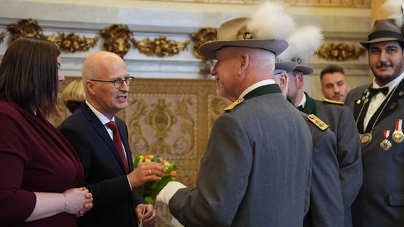 Bürgermeister Peter Tschentscher und Zweite Bürgermeisterin Katharina Fegebank stehen während des Neujahrsempfangs des Senats mit Gästen im Hamburger Rathaus. © dpa Foto: Marcus Brandt