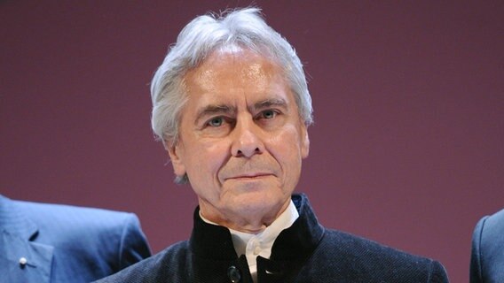 Der US-Amerikaner John Neumeier, Intendant vom Hamburg Ballett, steht nach einer Ballettmatinee anlässlich der Preisverleihung mit dem Gustav-Gründgens-Preis auf der Bühne. © dpa-Bildfunk Foto: Christian Charisius