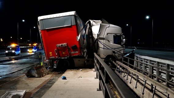 Die Zugmaschine des LKW verkeilte sich in der Baustellenleitplanke. © News5 