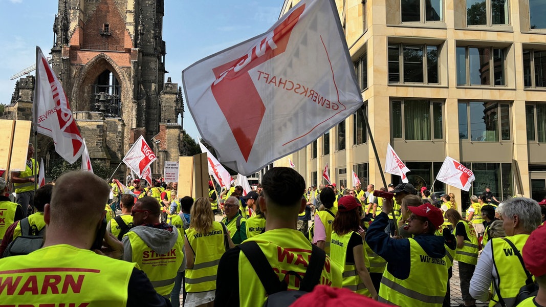 Beschäftigte der Süßwarenindustrie: Warnstreik und Demo in Hamburg