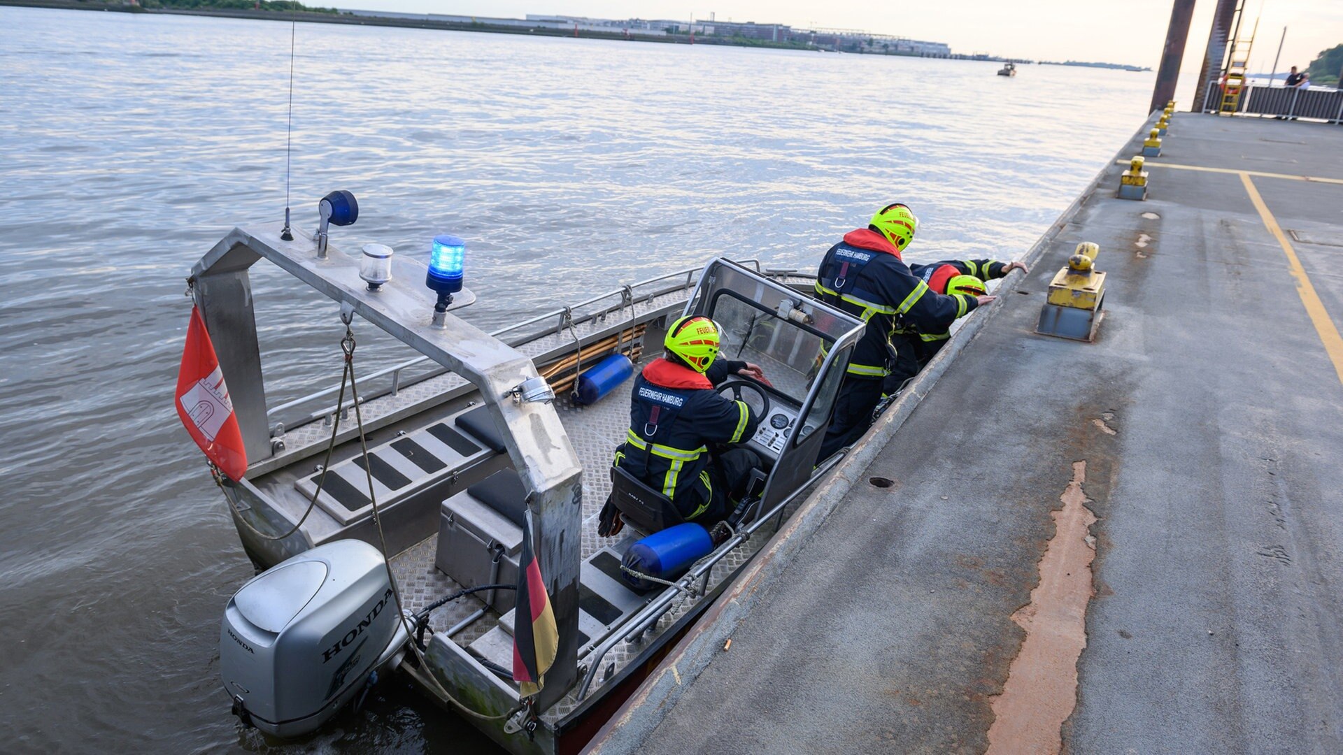 13-Jähriger stirbt nach Sprung in die Elbe in Hamburg