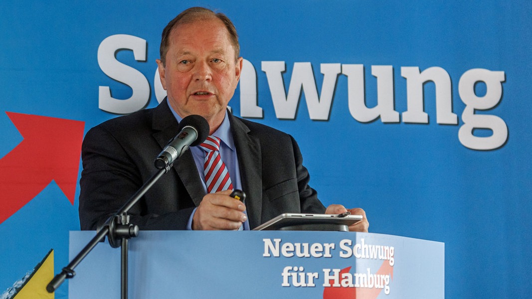 Dirk Nockemann, AfD-Fraktionschef in der Bürgerschaft, hält seine Bewerbungsrede für Platz Eins auf der Landesliste zur Bürgerschaftswahl 2025.
