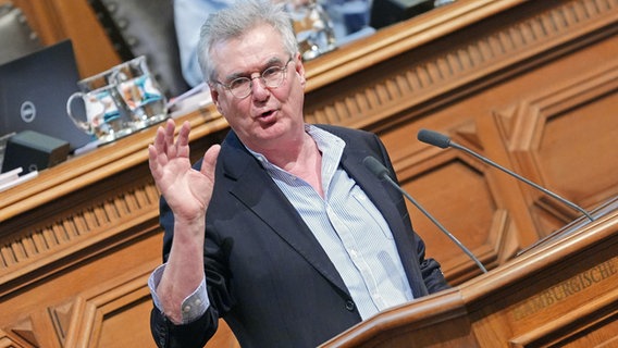 Norbert Hackbusch (Die Linke) spricht während der Sitzung der Hamburgischen Bürgerschaft im Rathaus. © picture alliance/dpa Foto: Marcus Brandt