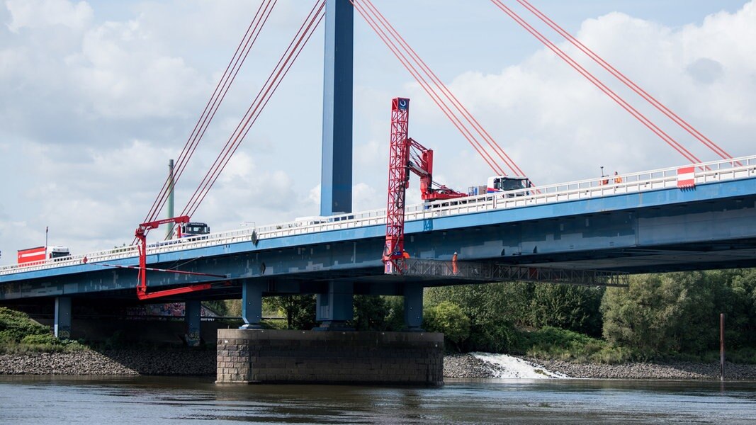Bauprüfer kontrollieren die Norderelbbrücke in Hamburg.