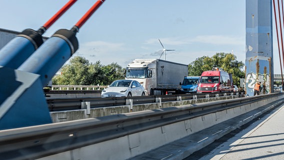 Eingeschränkter Autoverkehr während Bauarbeiten auf der Norderelbbrücke. © picture alliance/dpa Foto: Markus Scholz