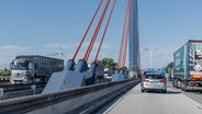 Autos und Lastwagen fahren über die Norderelbbrücke in Hamburg. © picture alliance / dpa Foto: Markus Scholz