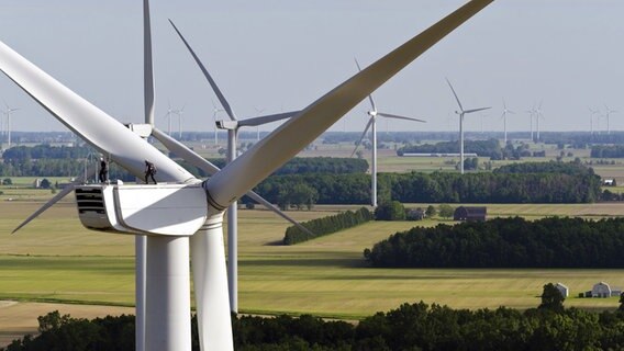 Zwei Männer stehen auf einer Windkraftanlage © Nordex AG 