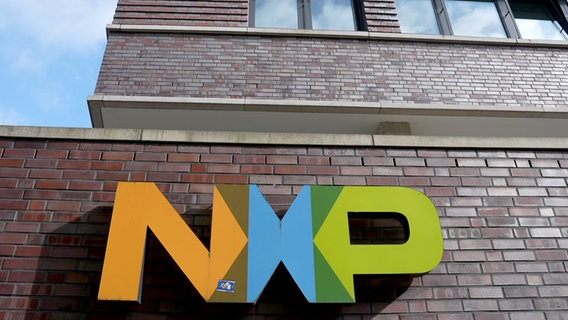 Das Firmenlogo des Halbleiterherstellers NXP Semiconductors in Hamburg ist auf einer Wand zu sehen. © picture alliance / dpa Foto: Marcus Brandt