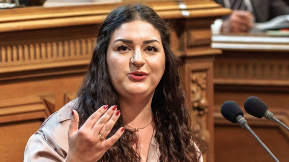 Cansu Özdemir bei einer Rede in der Hamburgischen Bürgerschaft. © picture alliance / dpa Foto: Markus Scholz