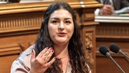 Cansu Özdemir bei einer Rede in der Hamburgischen Bürgerschaft. © picture alliance / dpa Foto: Markus Scholz