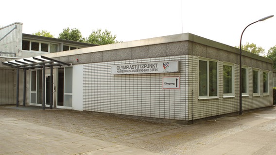 Ein Schild weist auf den Olympiastützpunkt Hamburg/Schleswig-Holstein im Stadtteil Dulsberg hin. © IMAGO / Hanno Bode 