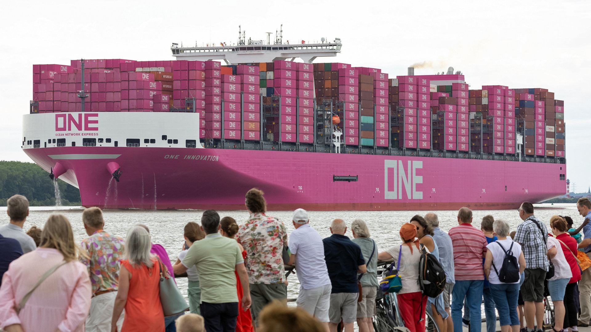 Pinkes Containerschiff „ONE Innovation“ zu Gast im Hamburger Hafen