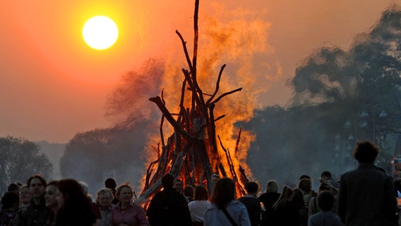 Easter fire on the Elbe in Hamburg-Blankenese © picture alliance / dpa Photo: Angelika Warmuth