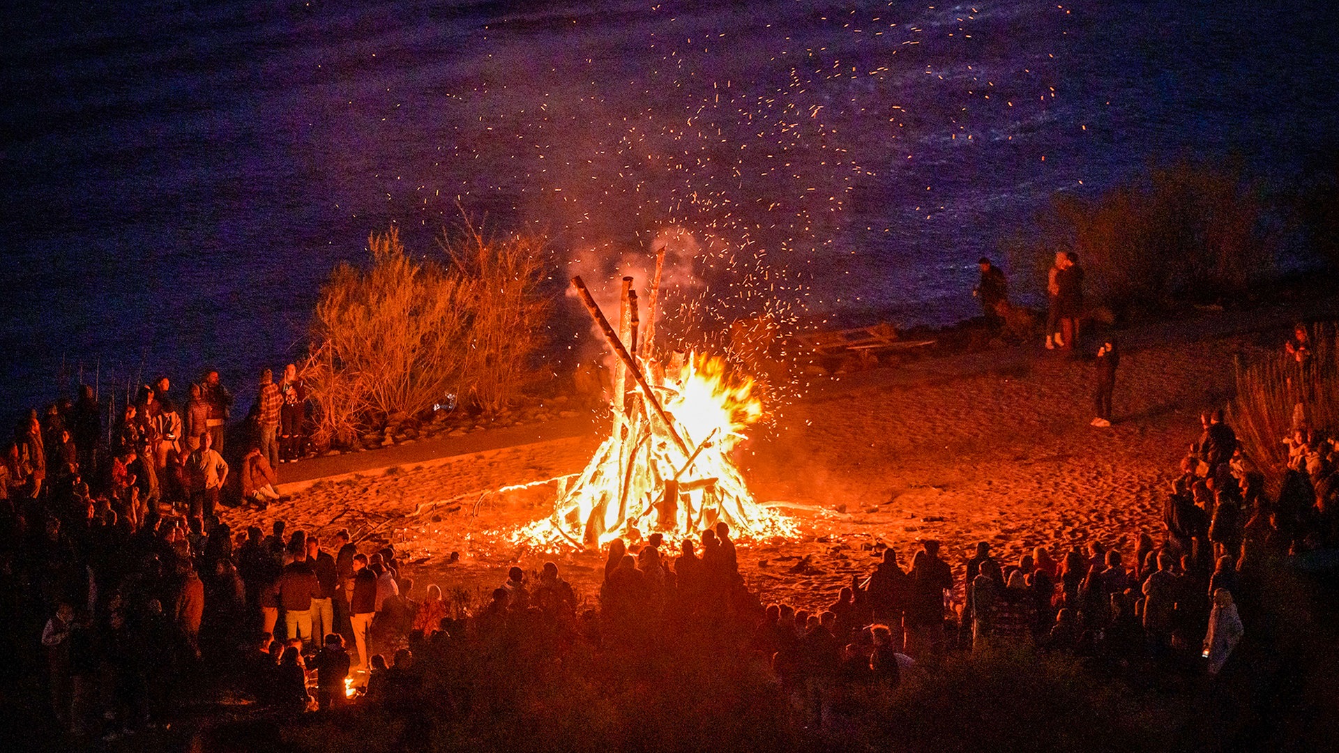 Tausende bei Osterfeuer am Hamburger Elbstrand