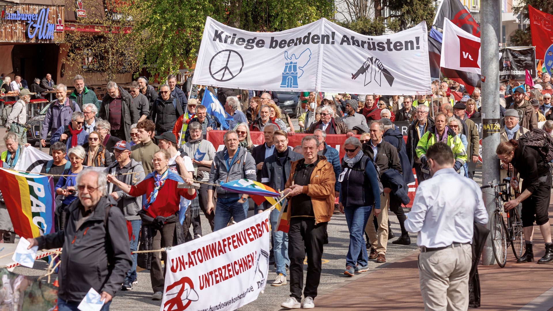 Etwa 1.500 Menschen nehmen an Hamburger Ostermarsch teil