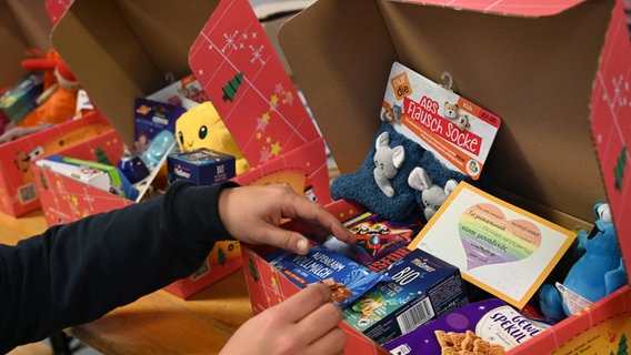 Helfer packen Pakete: Zum Weihnachtsfest sollen 4.000 "Liebe im Karton"-Weihnachtspäckchen für Kinder nach Kiew geschickt werden. © picture alliance / dpa Foto: Niklas Graeber