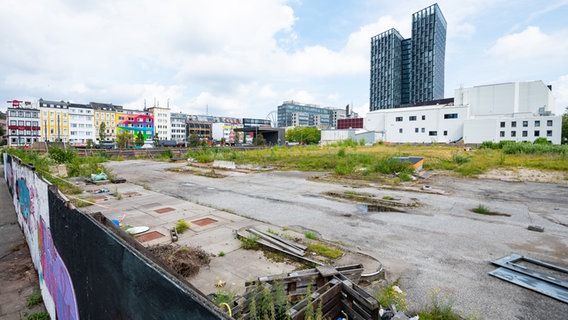 Blick über die von einem Bauzaun geschützte Brachfläche am Spielbudenplatz. Dort soll das Paloma-Viertel gebaut werden. © picture alliance/dpa Foto: Jonas Walzberg