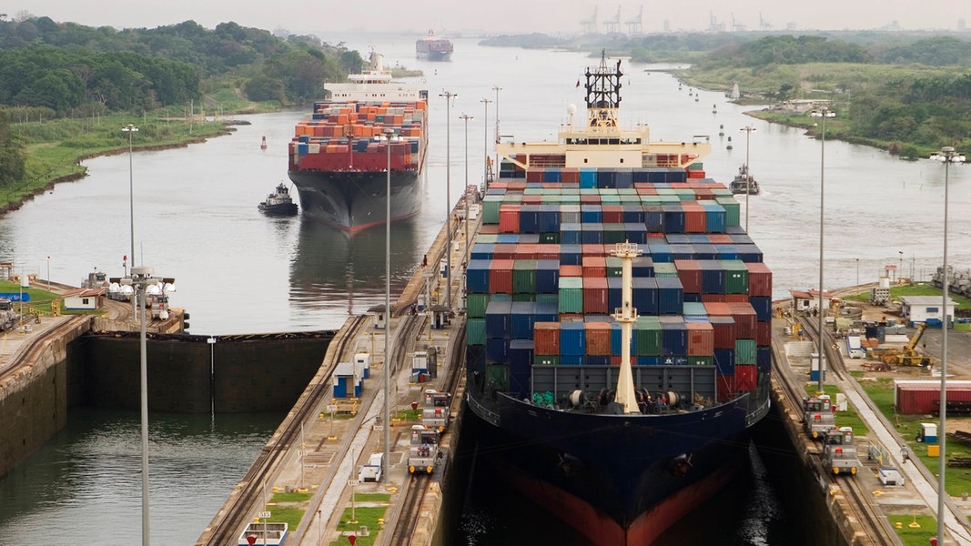 Containerschiffe fahren vom Atlantik aus in den Panamakanal ein. (Archivfoto)